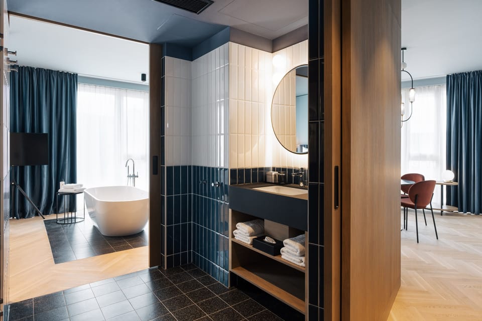 Suite (castle view) | Hypo-allergenic bedding, in-room safe, desk, laptop workspace