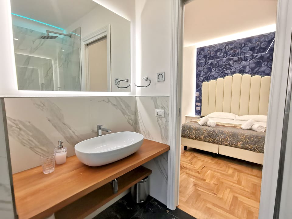 Luxury Room | Bathroom | Shower, rainfall showerhead, hair dryer, bidet