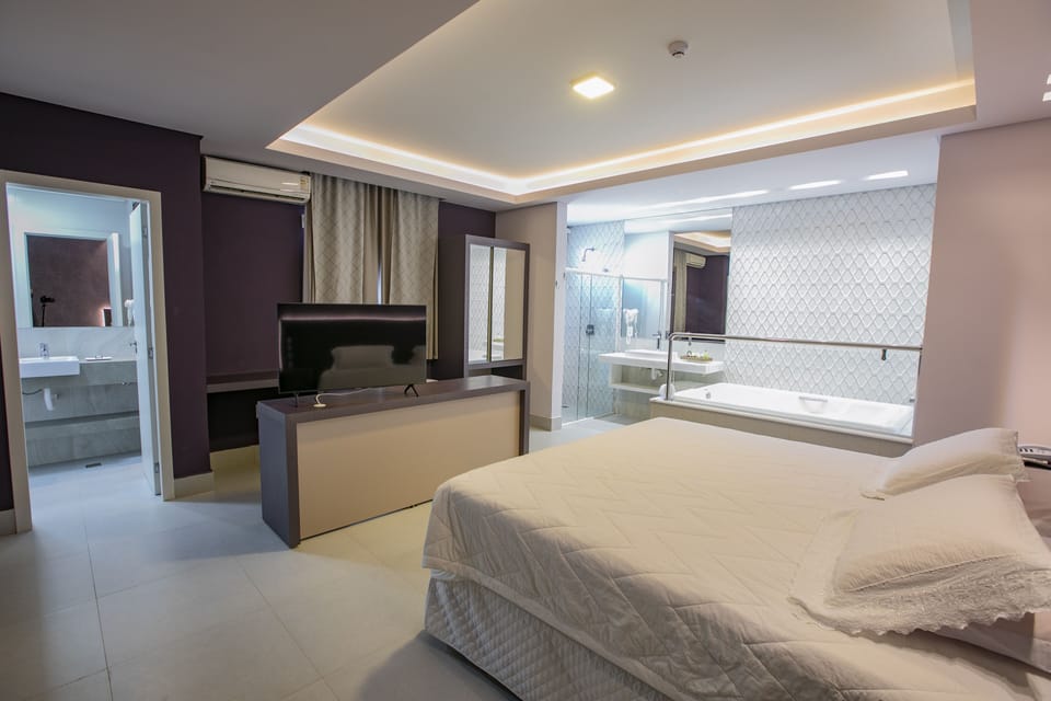 Grand Suite | Minibar, in-room safe, desk, laptop workspace