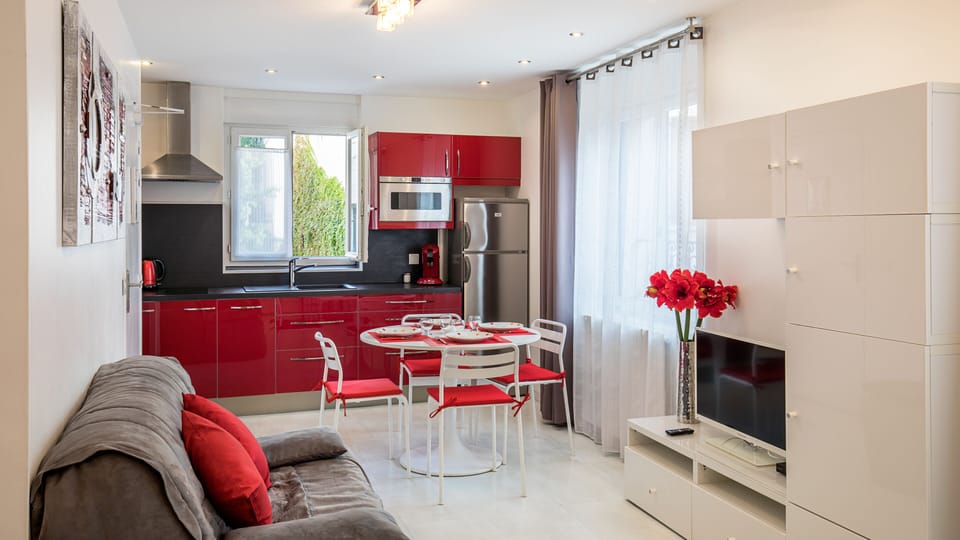 studio deluxe supérieur de 1 à 4 personnes avec kitchenette | Living area | LCD TV