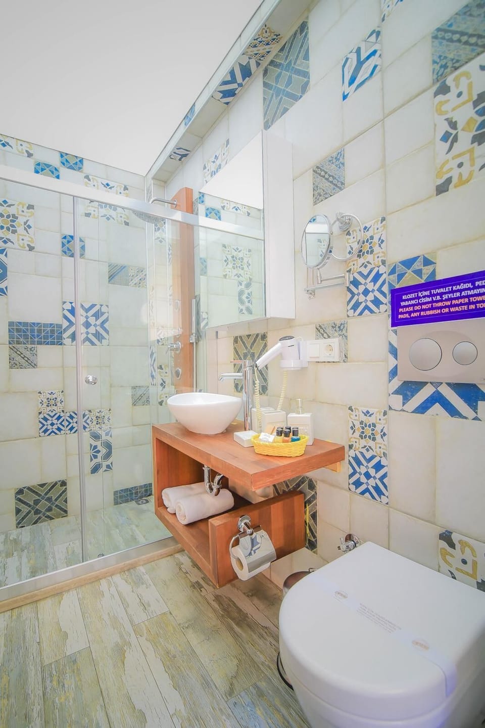 Deluxe Room, 1 Double Bed | Bathroom | Shower, hydromassage showerhead, free toiletries, hair dryer