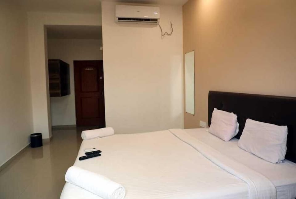 Deluxe Room | Desk, free WiFi