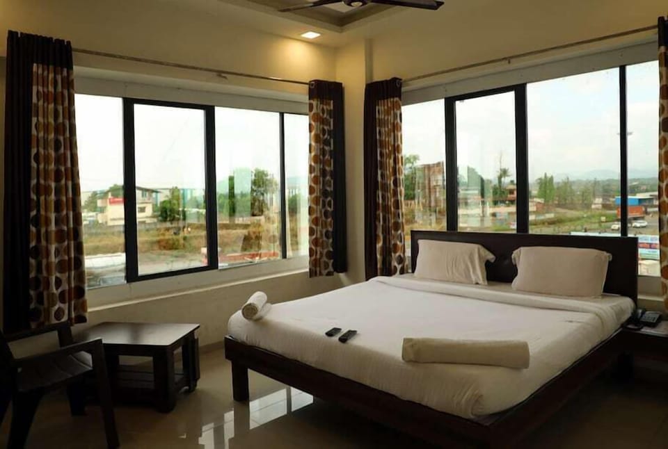 Deluxe Room | Desk, free WiFi