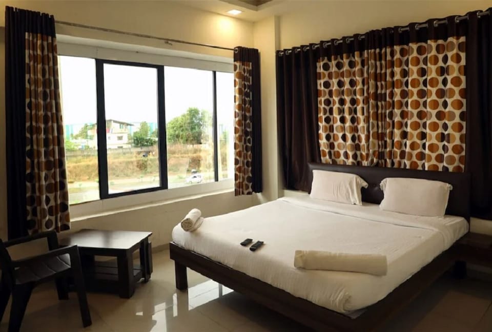 Deluxe Room | Desk, free WiFi