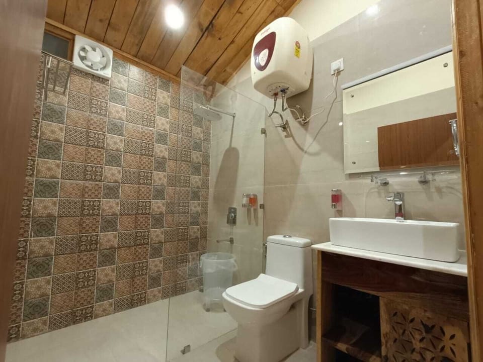 Deluxe Double Room | Bathroom