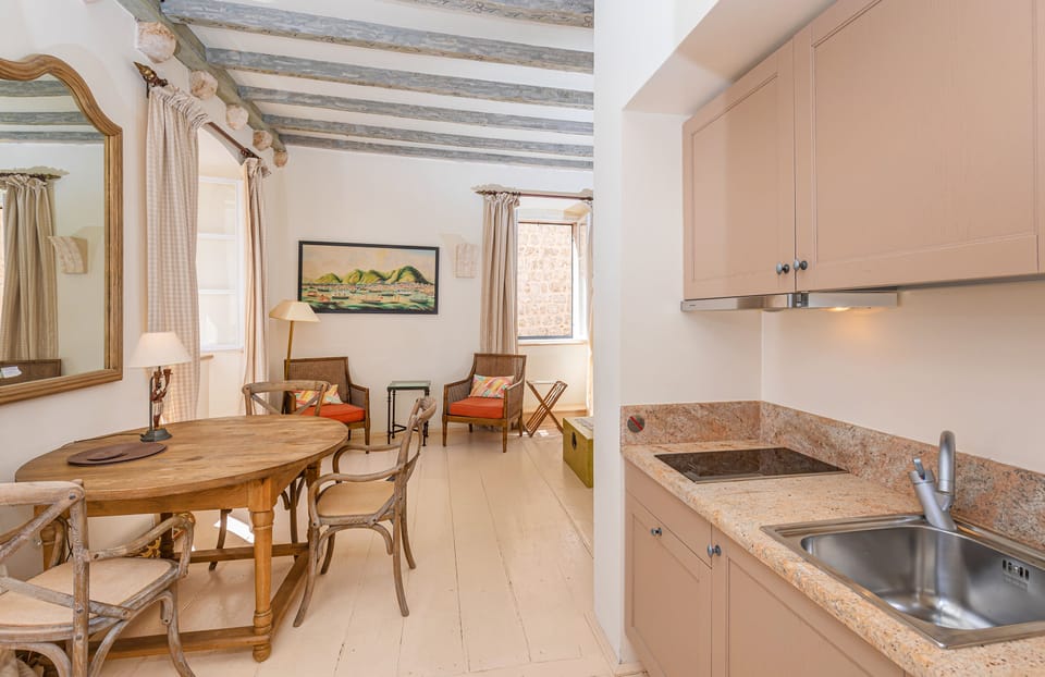 Studio | Living area | 101-cm LCD TV with cable channels, TV