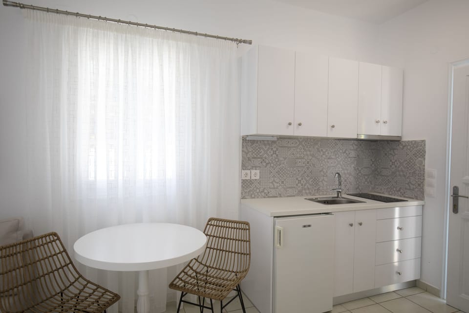 Basic Room (Kastro) | Private kitchen | Mini-fridge, stovetop, coffee/tea maker, electric kettle