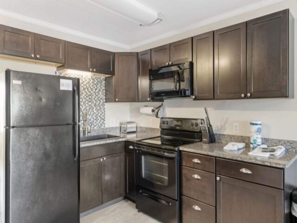 Condo, 1 Bedroom | Private kitchen | Fridge, microwave, oven, coffee/tea maker