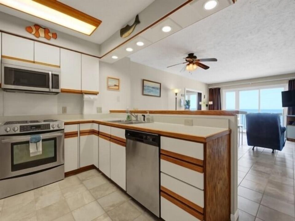 Condo, 3 Bedrooms | Private kitchen | Coffee/tea maker, fridge, oven, toaster