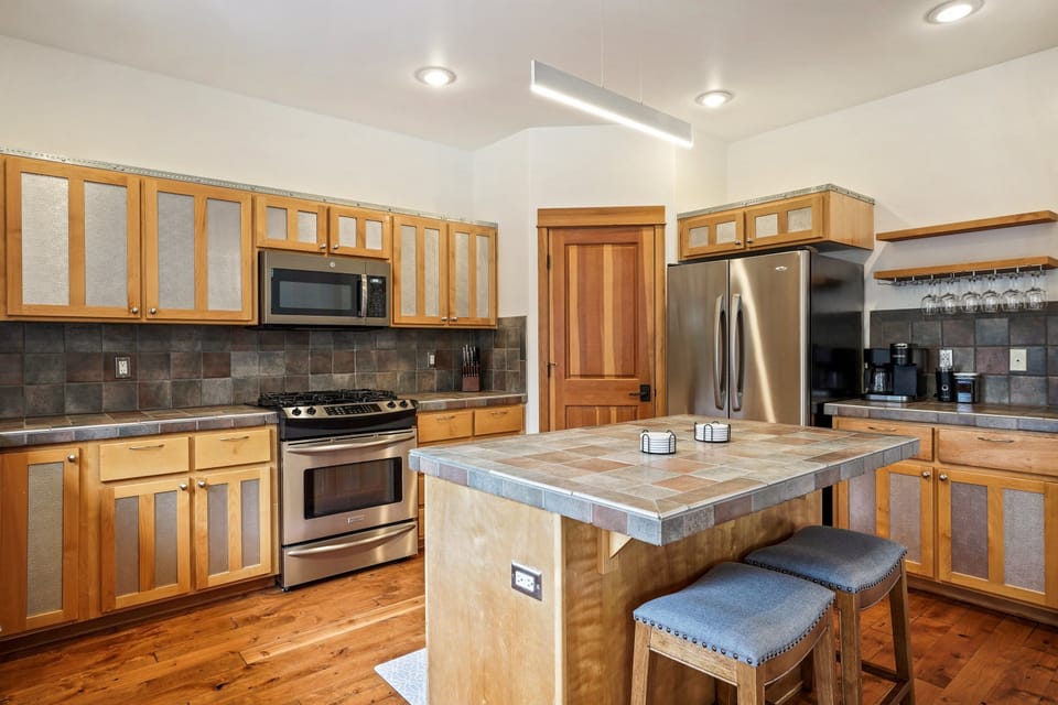 House, 4 Bedrooms | Private kitchen | Fridge, oven, stovetop, coffee/tea maker