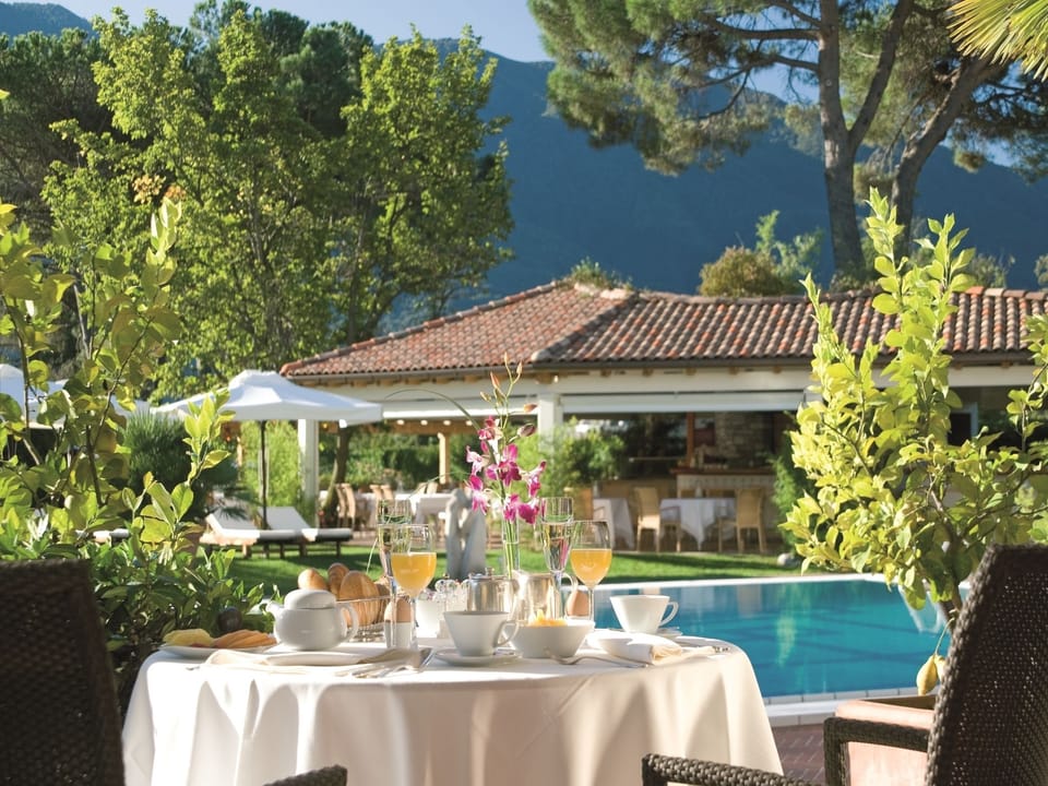 2 restaurants; breakfast, lunch, and dinner served