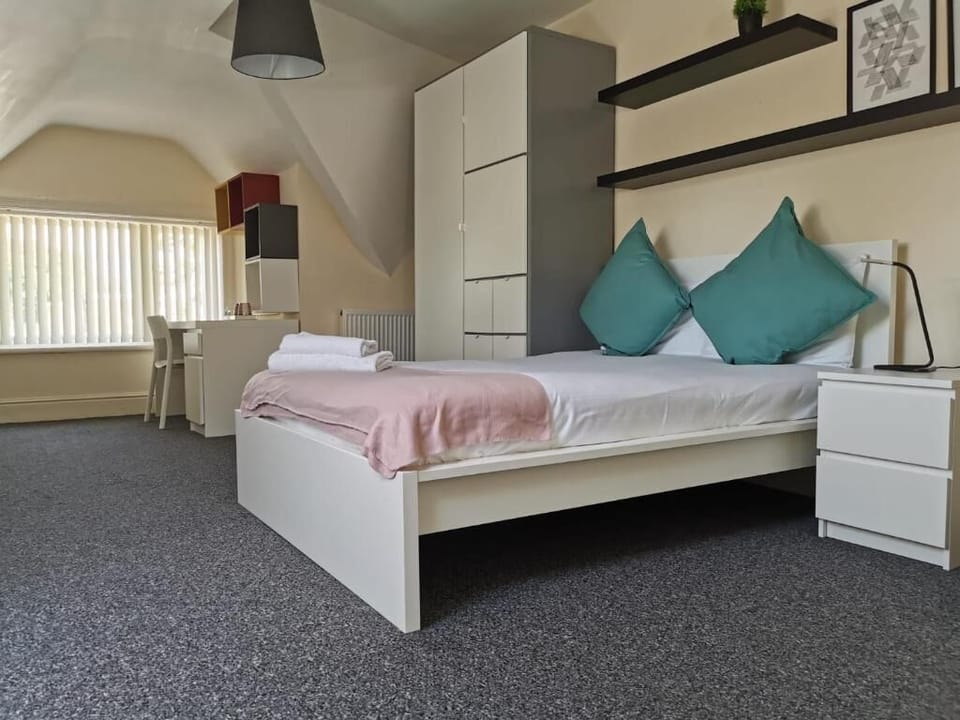 Room (8) | Premium bedding, desk, laptop workspace, soundproofing