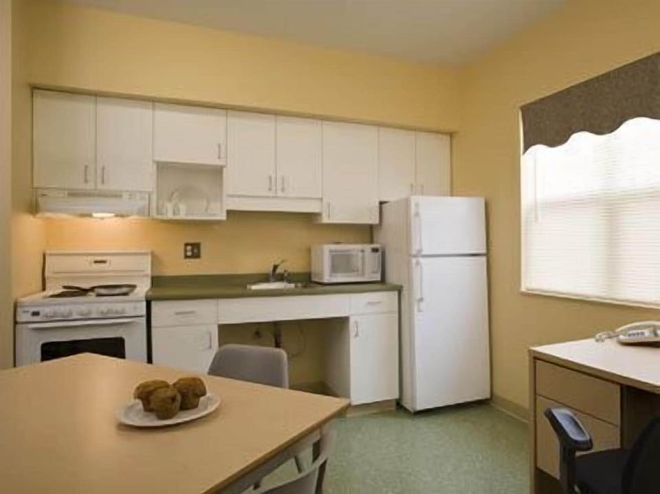 Apartment, 2 Bedrooms | Private kitchen | Fridge, microwave, oven, stovetop