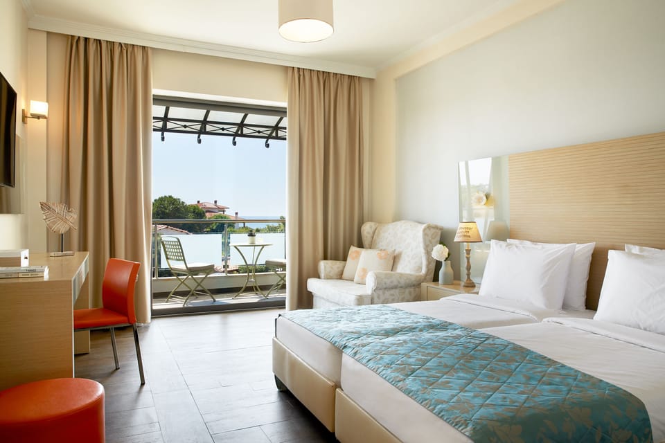 Double Room, Garden View | 1 bedroom, minibar, in-room safe, desk