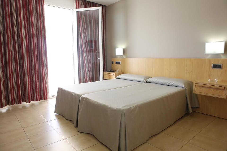 Superior Double Room | Minibar, in-room safe, desk, blackout drapes