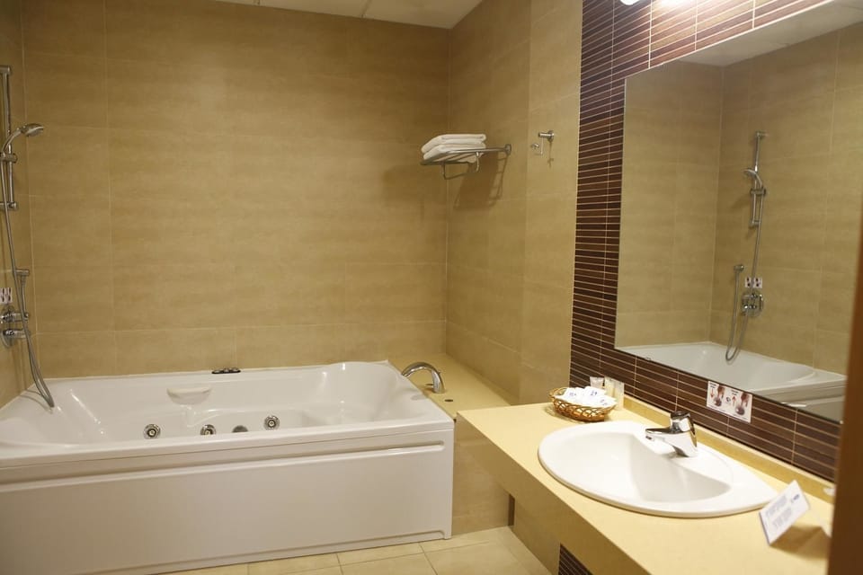 Standard Double Room, Jetted Tub, Sea View | Bathroom | Free toiletries, hair dryer, bidet, towels