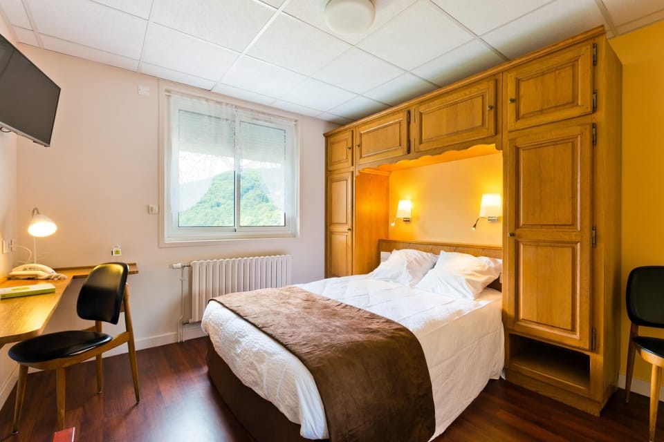 Double Room | In-room safe, desk, soundproofing, free cribs/infant beds