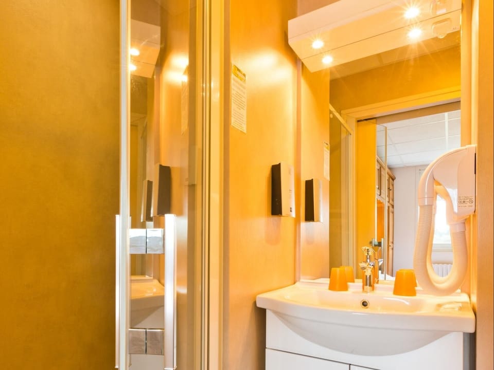Double Room | Bathroom | Shower, hair dryer, towels