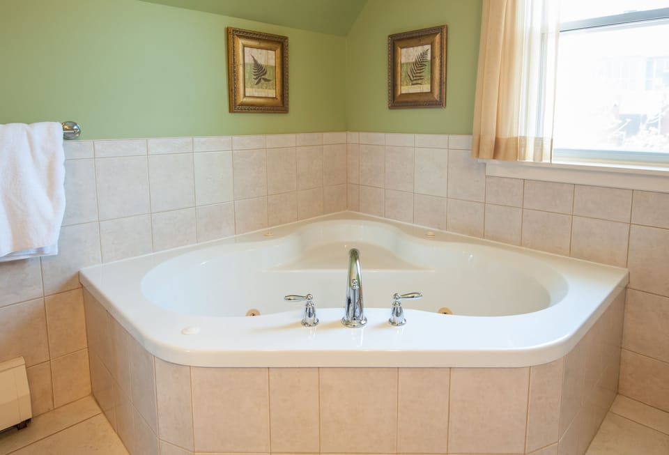 Junior Suite (Inn) | Jetted tub