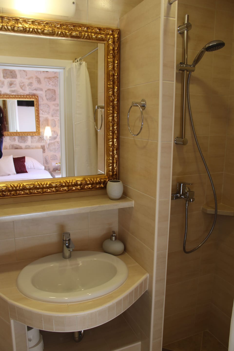 Double Room | Bathroom | Free toiletries, towels