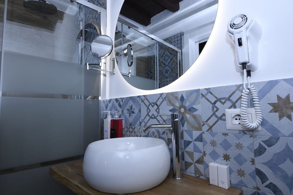 Classic Double Room | Bathroom sink