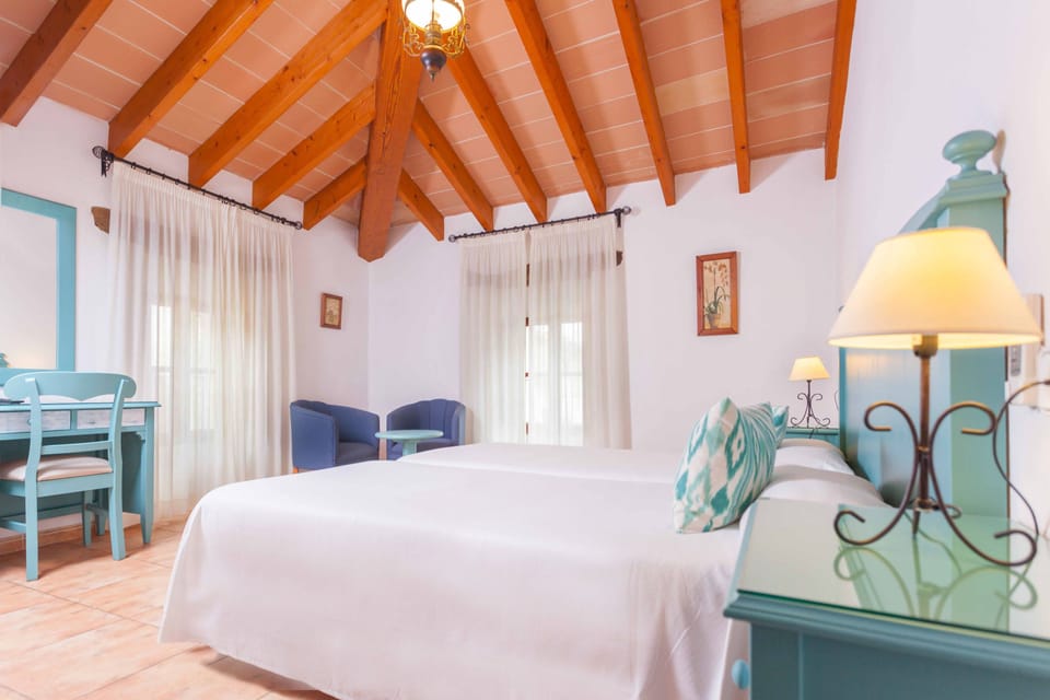 Deluxe Double Room | In-room safe, desk, soundproofing, free WiFi
