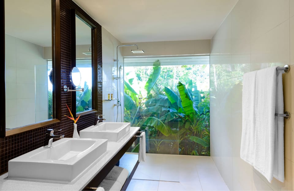 Shower, rainfall showerhead, free toiletries, hair dryer