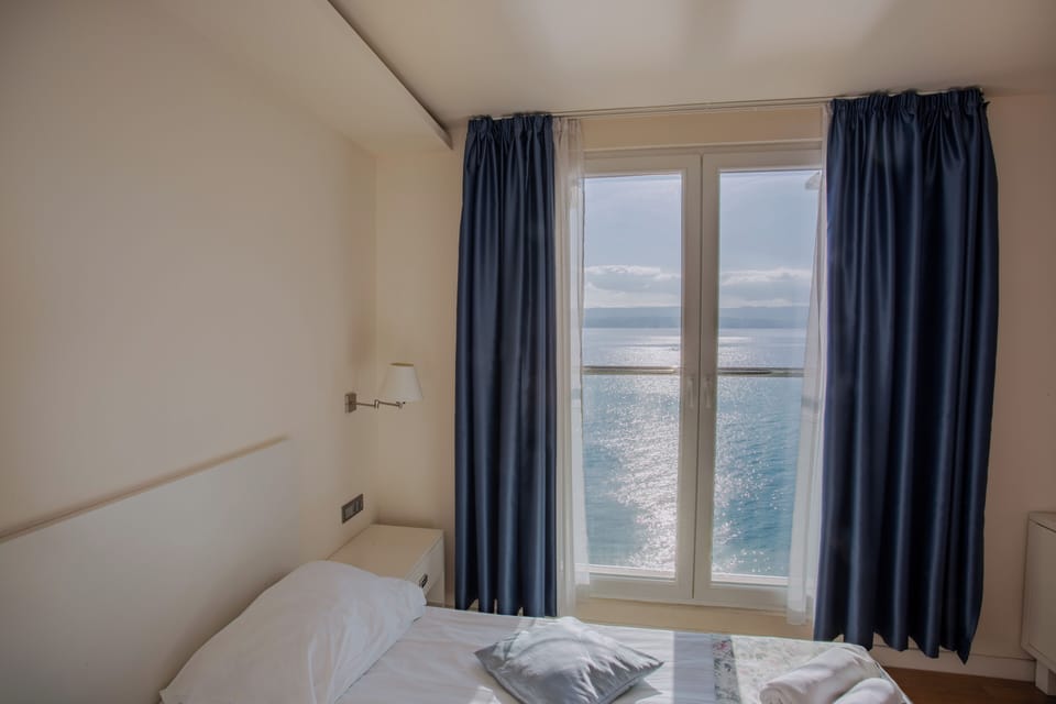 Double Room, Sea View | Hypo-allergenic bedding, minibar, in-room safe, desk