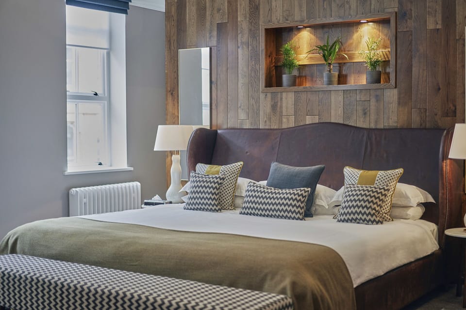 Signature Suite | Desk, iron/ironing board, free WiFi, bed sheets