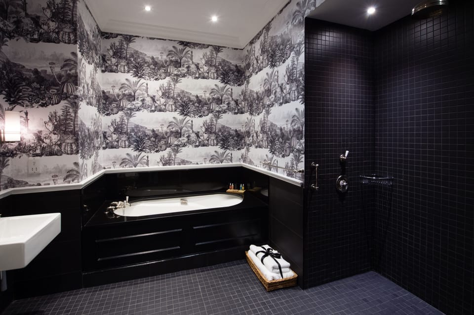 Junior Suite | Bathroom | Free toiletries, hair dryer, towels, soap