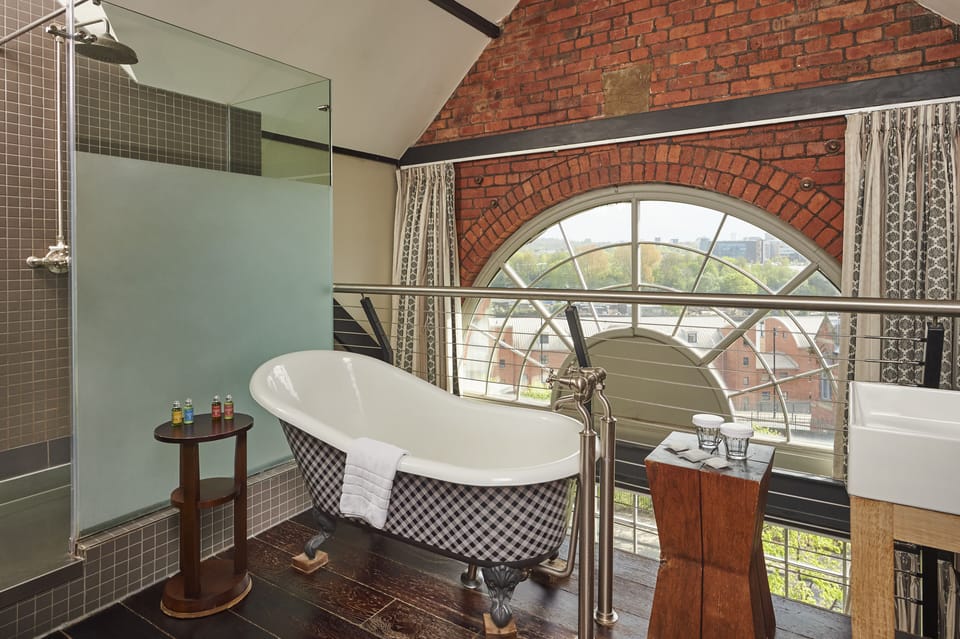 Bridge View Suite | Bathroom | Free toiletries, hair dryer, towels, soap