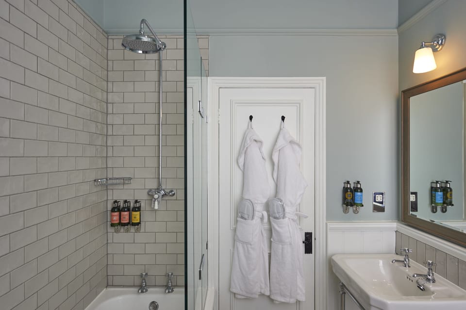 Deluxe Double Room | Bathroom | Free toiletries, hair dryer, towels, soap