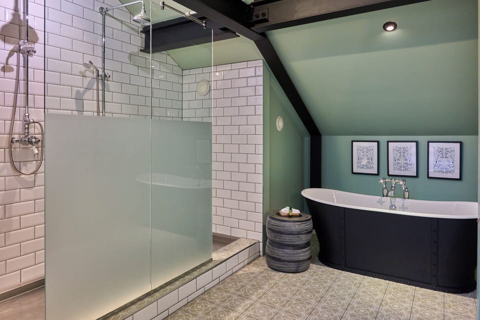 Suite | Bathroom | Free toiletries, hair dryer, towels, soap