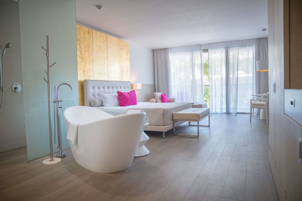 Deluxe Room (Platinum) | Minibar (free items), in-room safe, desk, blackout drapes