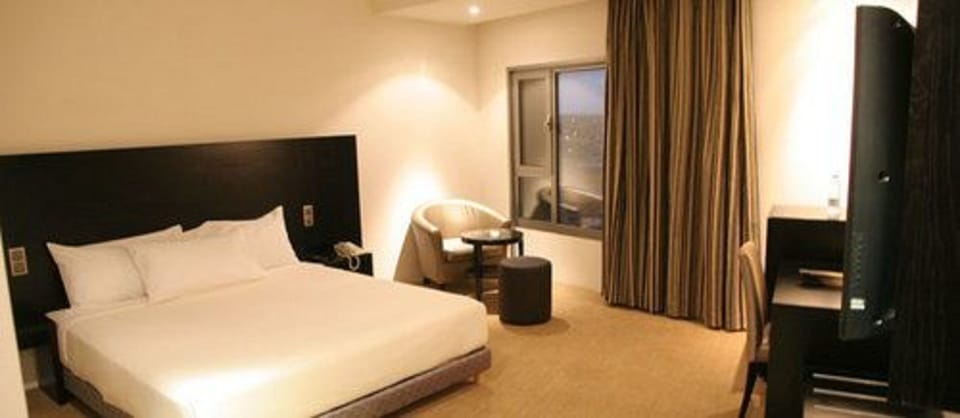 Minibar, in-room safe, desk, cribs (free)