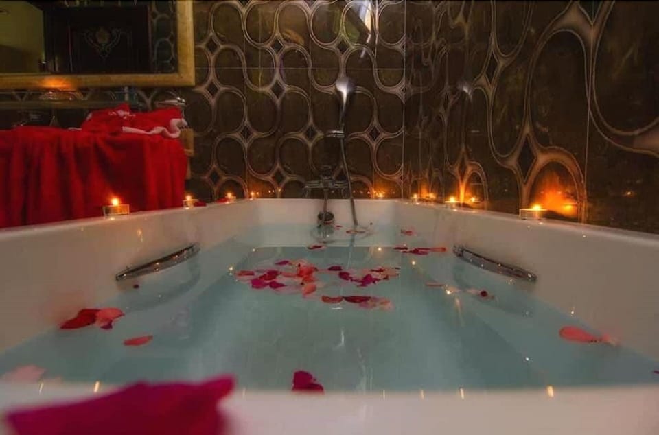 Combined shower/tub, free toiletries, hair dryer (on request), towels