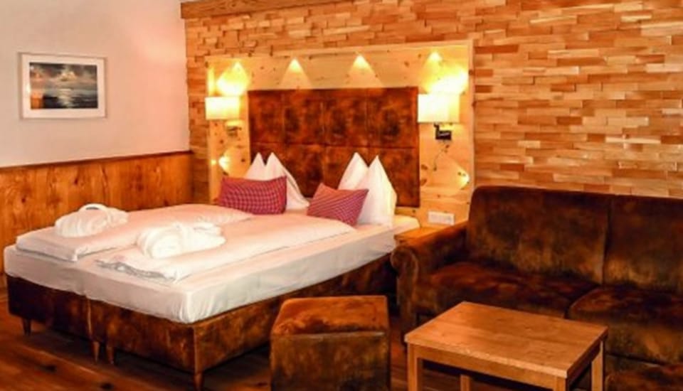 Suite, 1 Bedroom, Bathtub | Hypo-allergenic bedding, minibar, in-room safe, individually furnished