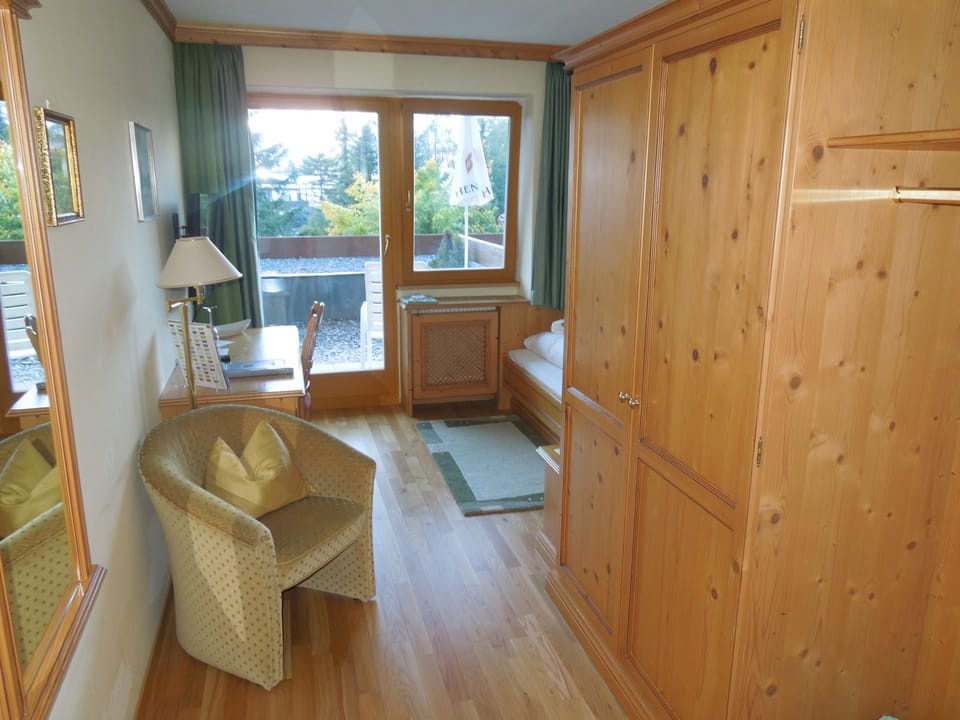 Single Room, Balcony (Edelweiss) | Living area | TV