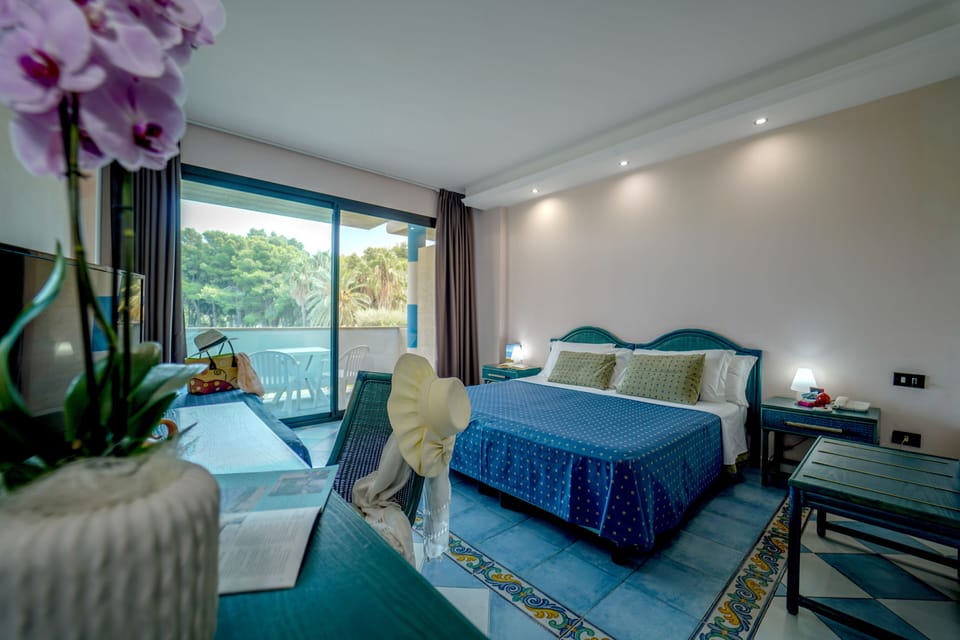 Standard Room | Minibar, in-room safe, desk, cribs/infant beds