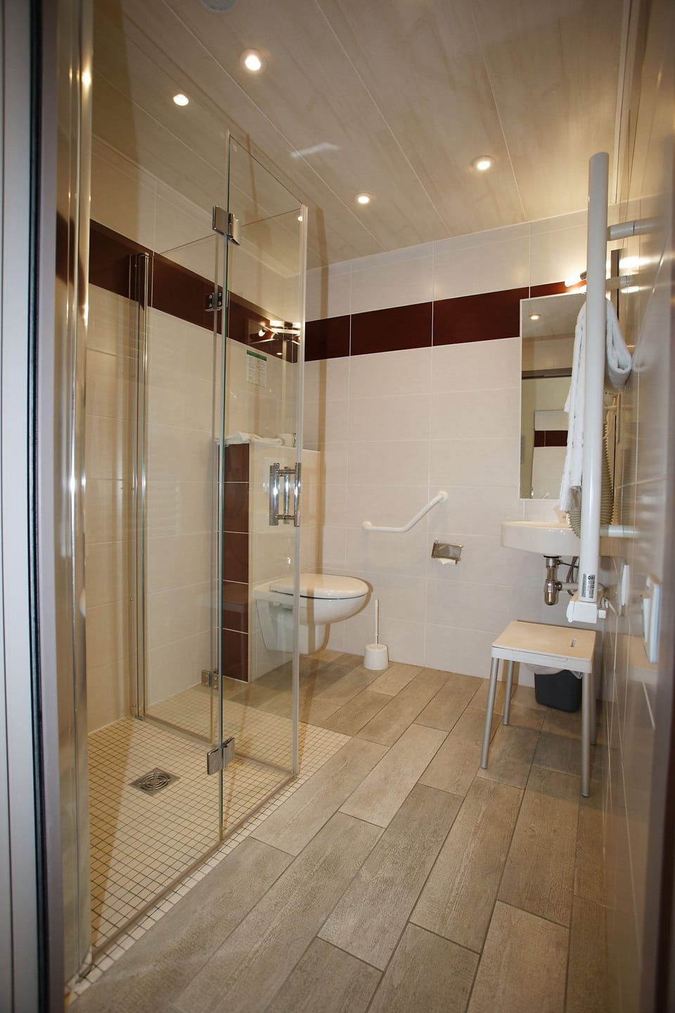 Standard Double Room, Mobility Accessible | Bathroom | Free toiletries, hair dryer, towels
