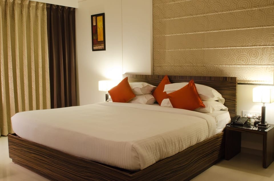 Minibar, in-room safe, desk, free WiFi