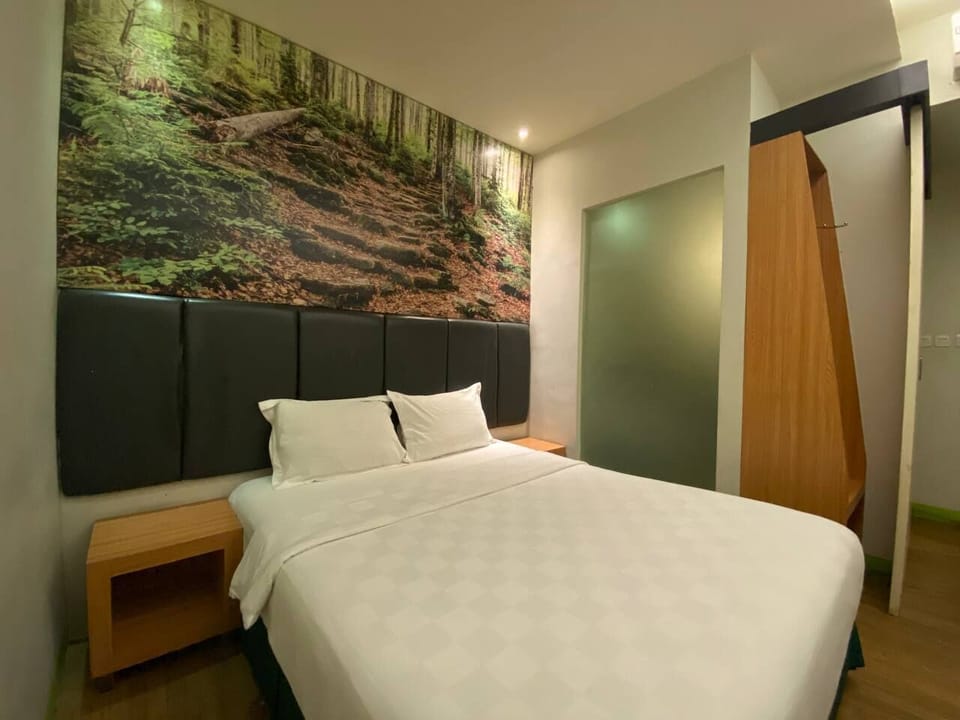 Superior Double Room | Desk, iron/ironing board (on request), WiFi (free), bed sheets