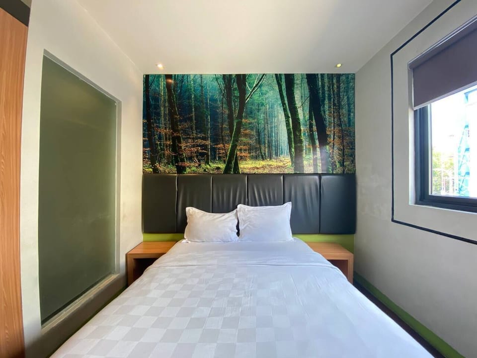 Deluxe Double Room | Desk, iron/ironing board (on request), WiFi (free), bed sheets