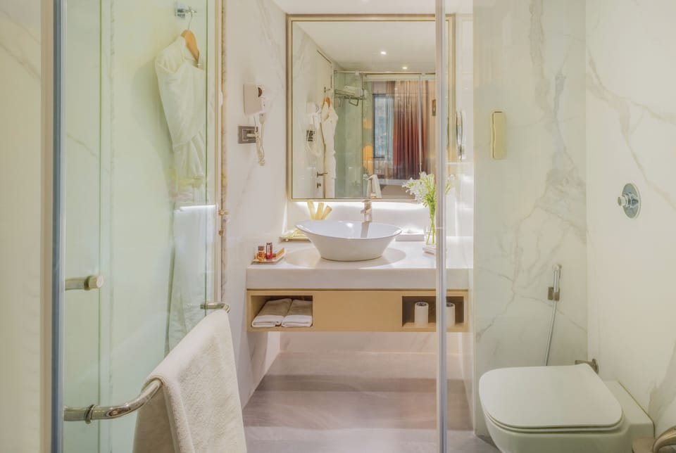 Suite Room | Premium bedding, pillowtop beds, minibar, in-room safe