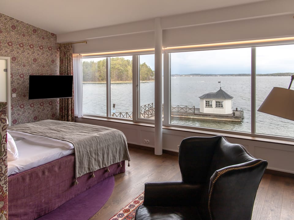 Hypo-allergenic bedding, blackout drapes, free WiFi, bed sheets