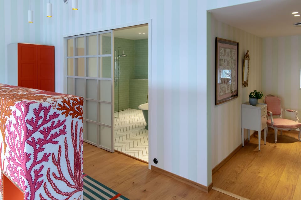 Hypo-allergenic bedding, blackout drapes, free WiFi, bed sheets