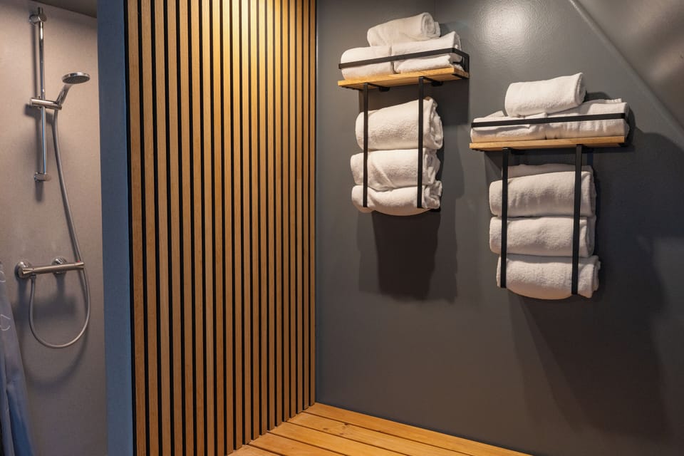 Big Family Apartment | Bathroom | Shower, towels, soap, shampoo