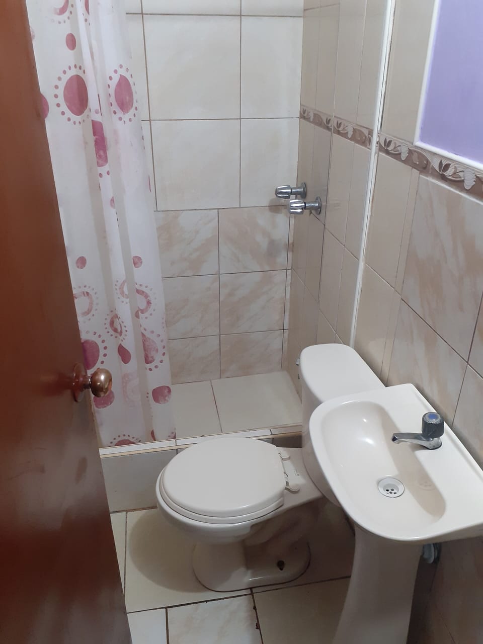 Basic Double Room, 1 Double Bed | Bathroom | Combined shower/tub, jetted tub, hydromassage showerhead