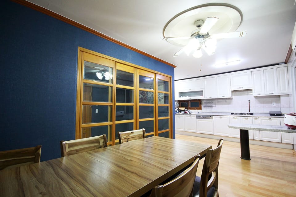Presidential Condo, 2 Bedrooms | Desk, free WiFi, bed sheets