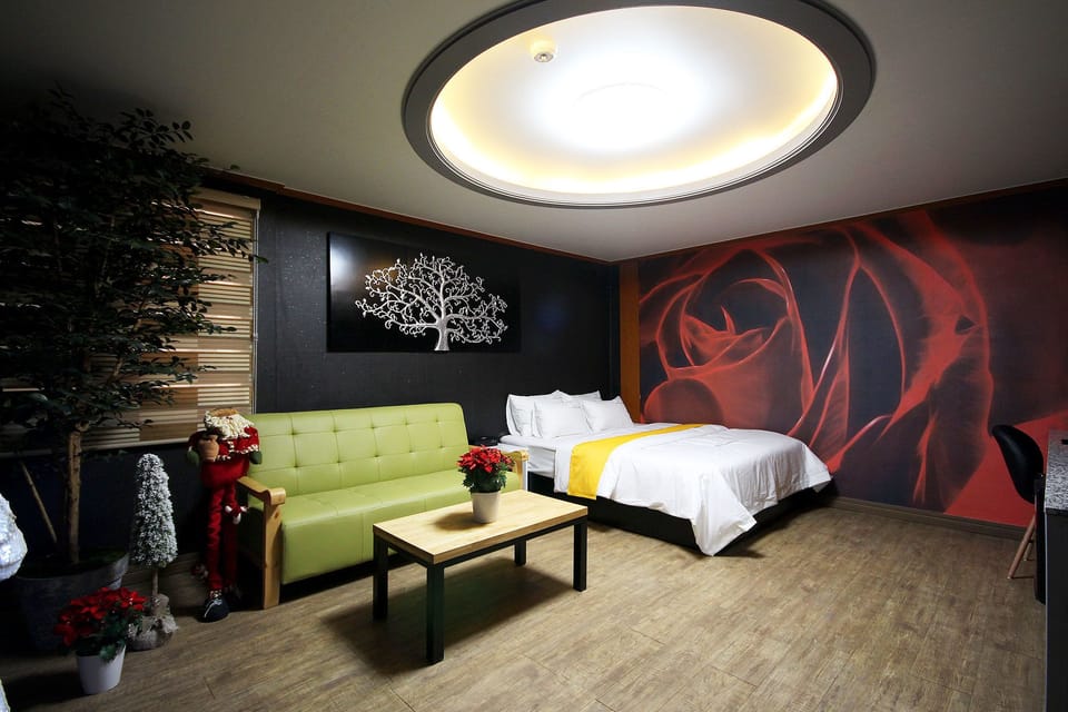 Family Room | Desk, free WiFi, bed sheets